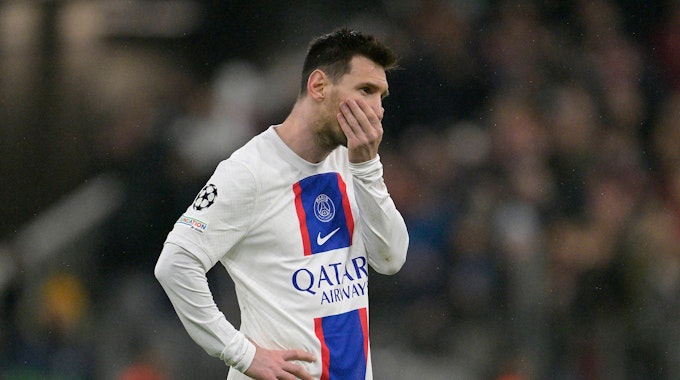 Lionel Messi steht enttäuscht auf dem Platz in der Allianz Arena.
