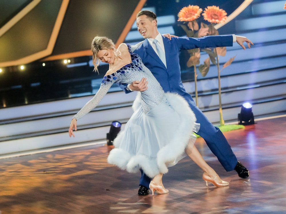 Ella Endlich, Sängerin, und Valentin Lusin, Profitänzer, tanzen am 12. April 2019 in der RTL-Tanzshow „Let's Dance“ im Coloneum.