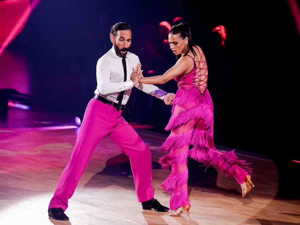 Amira Pocher, Moderatorin, und Massimo Sinato, Profitänzer, tanzen am 22. April 2022 in der RTL-Tanzshow „Let's Dance“ im Coloneum.