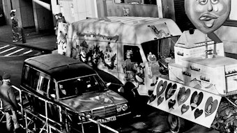 Petra Nohl, Mordopfer beim Karneval, wird mit dem Leichenwagen während des Karnevalszugs in der Albertusstraße abgeholt