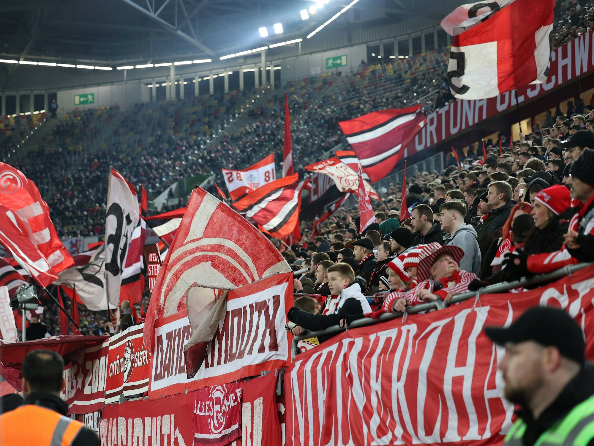 Blick in die Fankurve von Fortuna Düsseldorf beim Heimspiel gegen den 1. FC Magdeburg.