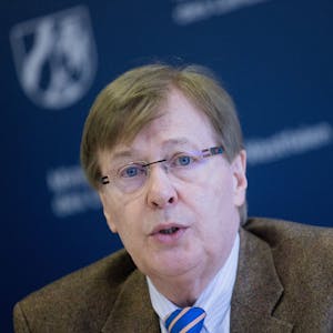 Peter Biesenbach (CDU), trägt ein Jackett und eine blau-gelbe Krawatte.