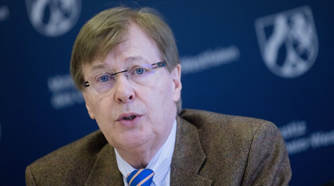 Peter Biesenbach (CDU), trägt ein Jackett und eine blau-gelbe Krawatte.