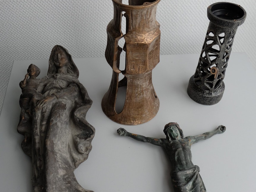 Vier sakrale Gegenstände, die in Bergisch Gladbach gefunden worden.