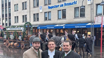Die Geschäftsführer des bayerischen Brauhauses Augustiner am Heumarkt, Janis Leiro Nogueira, Tobias Sudowe und Lasse Prumbaum stehen vor dem Augustiner-Brauhaus am Heumarkt. Hinter ihnen eine Kutsche.