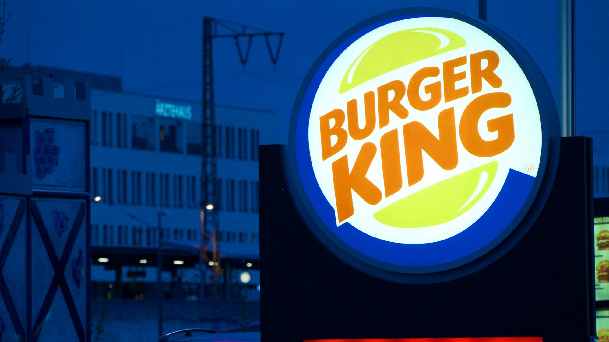 Die Einfahrt zum Drive-in-Schalter einer „Burger King“-Filiale in München Neuaubing.