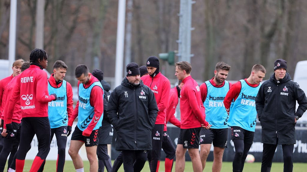 Steffen Baumgart steht mit seinem Team des 1. FC Köln auf dem Trainingsplatz.