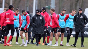 Steffen Baumgart steht mit seinem Team des 1. FC Köln auf dem Trainingsplatz.