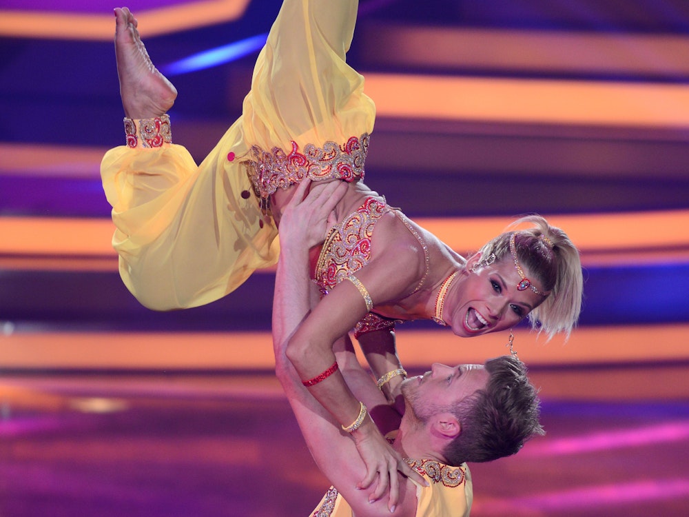 Eiskunstläuferin Tanja Szewczenko und Profitänzer Willi Gabalier tanzen am 25. April 2014 in der RTL-Tanzshow „Let's Dance“.