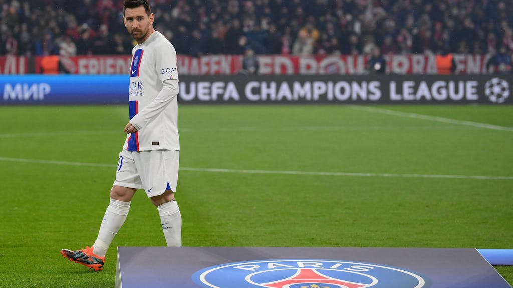 Lionel Messi geht vor dem Achtelfinal-Rückspiel in München an einem Aufsteller mit dem Logo von Paris Saint-Germain vorbei.