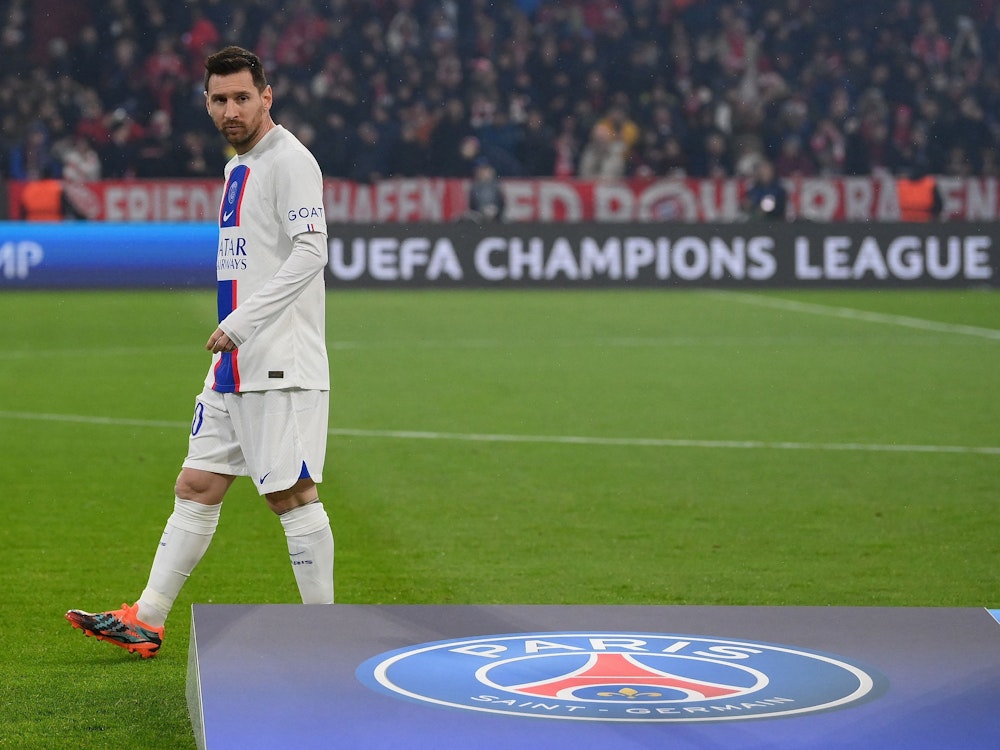 Lionel Messi geht vor dem Achtelfinal-Rückspiel in München an einem Aufsteller mit dem Logo von Paris Saint-Germain vorbei.