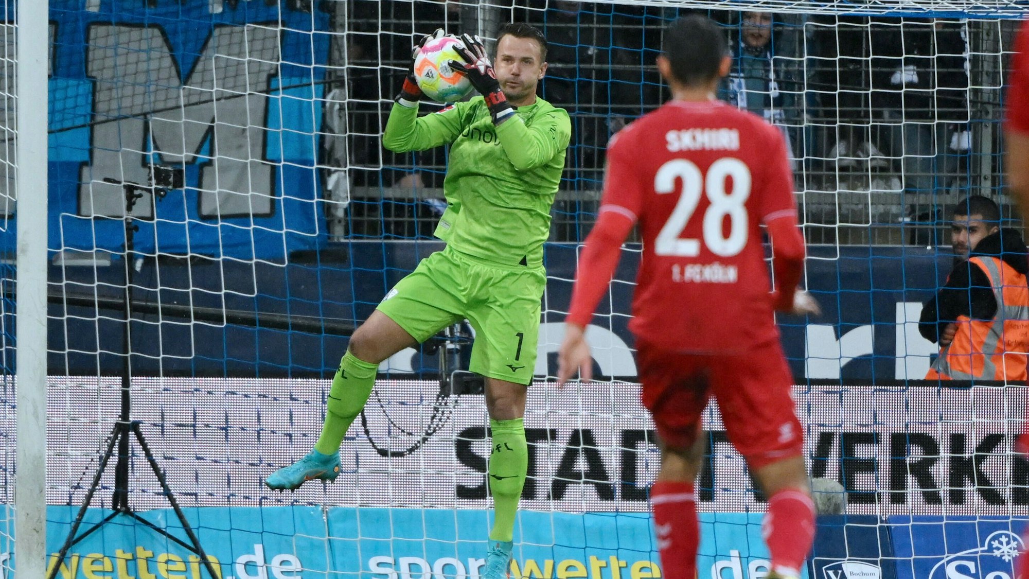 Bochums Torwart Manuel Riemann beim Hinspiel gegen den 1. FC Köln einen Ball.