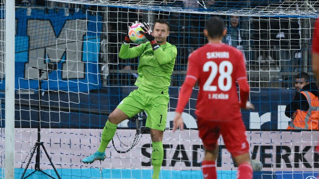 Bochums Torwart Manuel Riemann beim Hinspiel gegen den 1. FC Köln einen Ball.