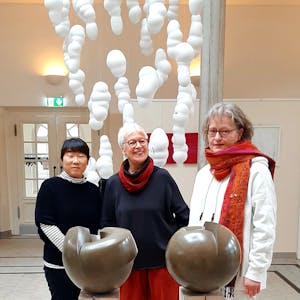 Sie stellen im Kultur-Badehaus Burscheid aus: Tomoko Sato, Renate Fischer und Christina Koester (v.l.)