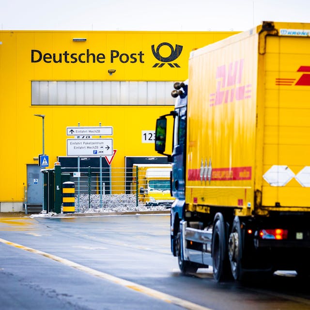 Ein Lastwagen fährt auf das Gelände einer Deutsche-Post-DHL-Niederlassung.