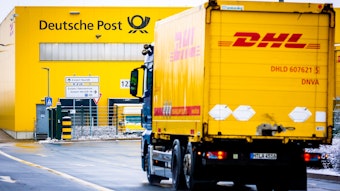 Ein Lastwagen fährt auf das Gelände einer Deutsche-Post-DHL-Niederlassung.