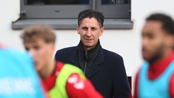 Sport-Geschäftsführer Christian Keller beim FC-Training am Geißbockheim.
