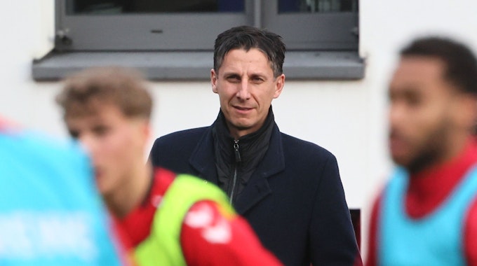 Sport-Geschäftsführer Christian Keller beim FC-Training am Geißbockheim.