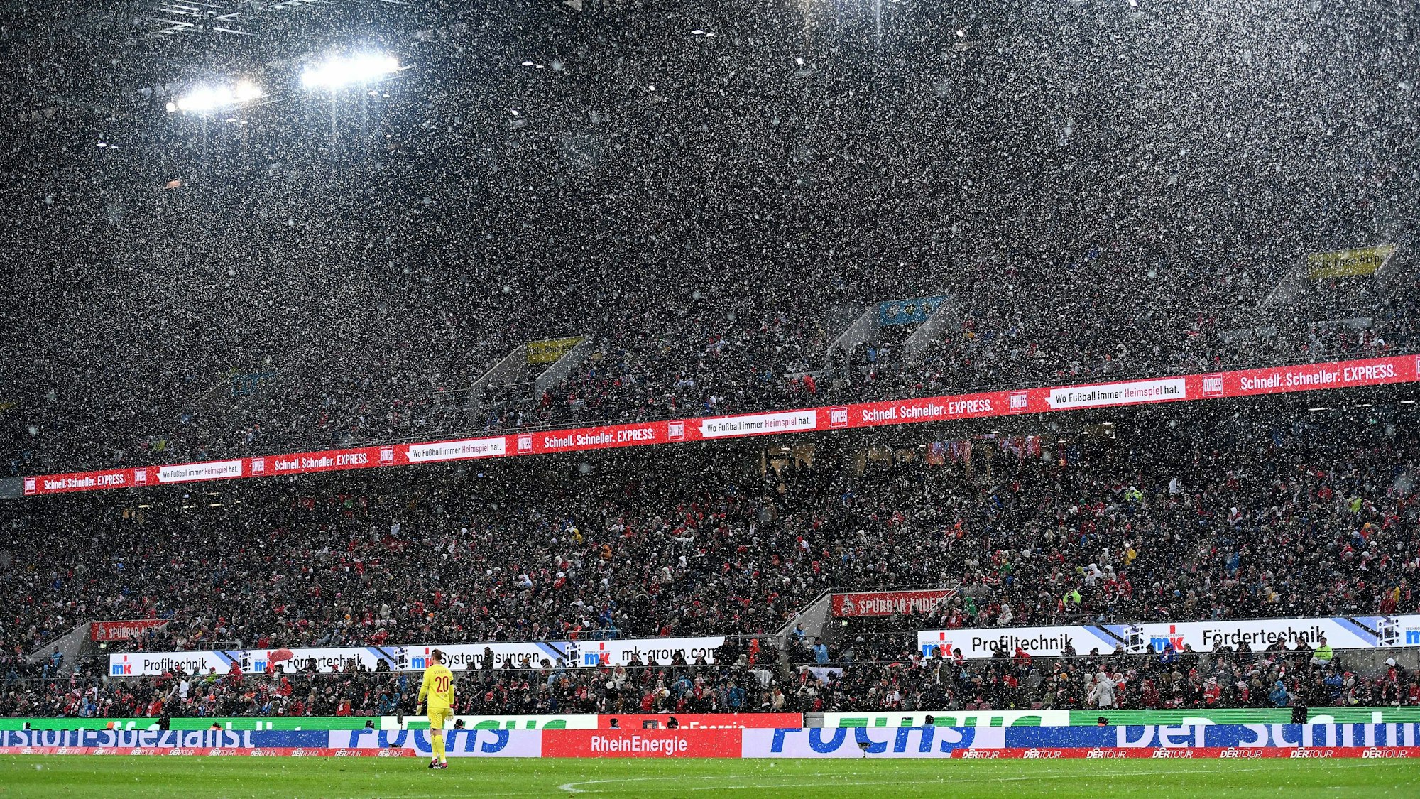 Schneetreiben im Rhein-Energie-Stadion
