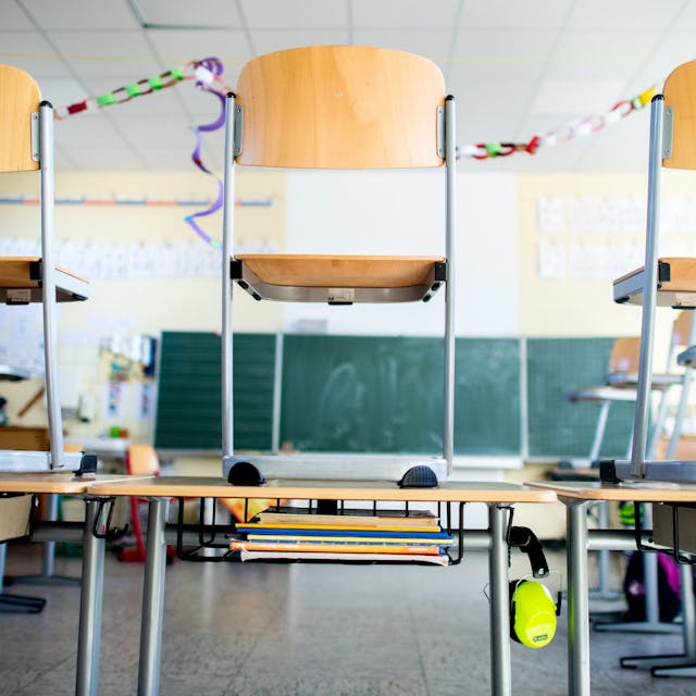 Stühle stehen nach Schulschluss auf den Tischen in einem Unterrichtsraum einer Grundschule.&nbsp;