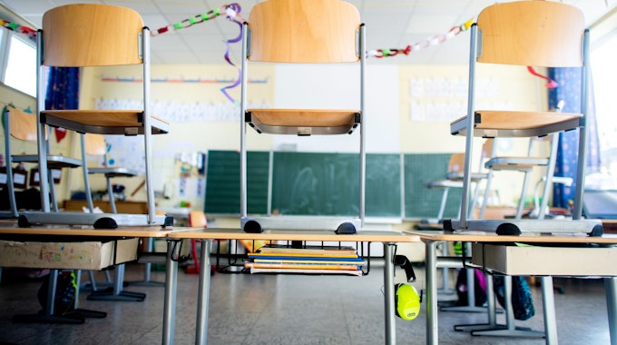 Stühle stehen nach Schulschluss auf den Tischen in einem Unterrichtsraum.