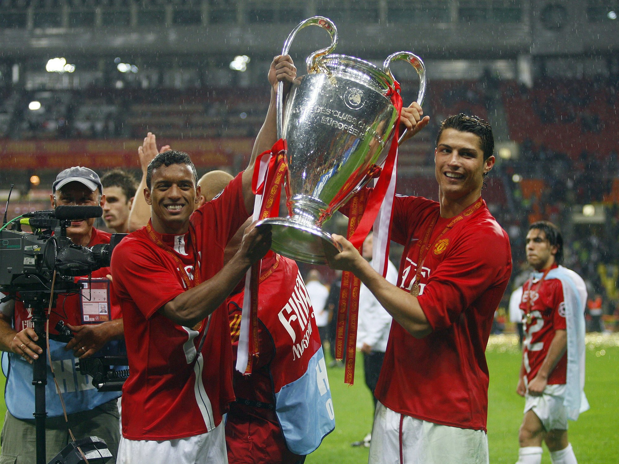 Cristiano Ronaldo und Nani halten den „Henkelpott“ in den Händen.