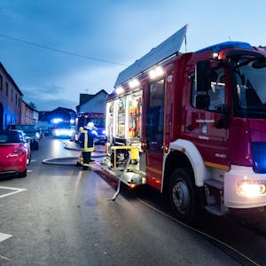 Löschfahrzeuge der Freiwillige Feuerwehr Wachtberg bei dem Einsatz in Wachtberg-Arzdorf.