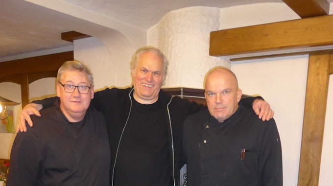 Gastgeber Volker Deuster (M.) und seine beiden Köche Karsten Schumacher (l.) und Stefan Kaim stehen für eine gutbürgerliche Küche mit Zutaten aus der Region.