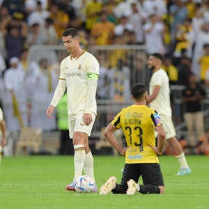 Cristiano Ronaldo steht enttäuscht auf dem Platz.