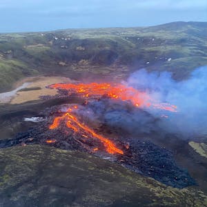 Der Vulkan Fagradalsfjall beim Ausbruch im Jahr 2021 auf der Halbinsel Reykjanes im Südwesten Islands. Dort spuckt die Erde erneut Lava aus.