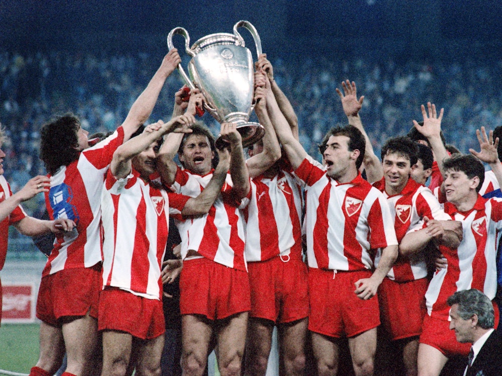 Die Spieler von Belgrad feiern den Gewinn des Europapokals der Landesmeister im Mai 1991.