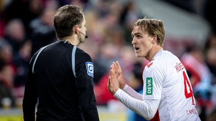 Timo Huebers diskutiert mit dem Linienrichter beim Spiel gegen den VfL Bochum.