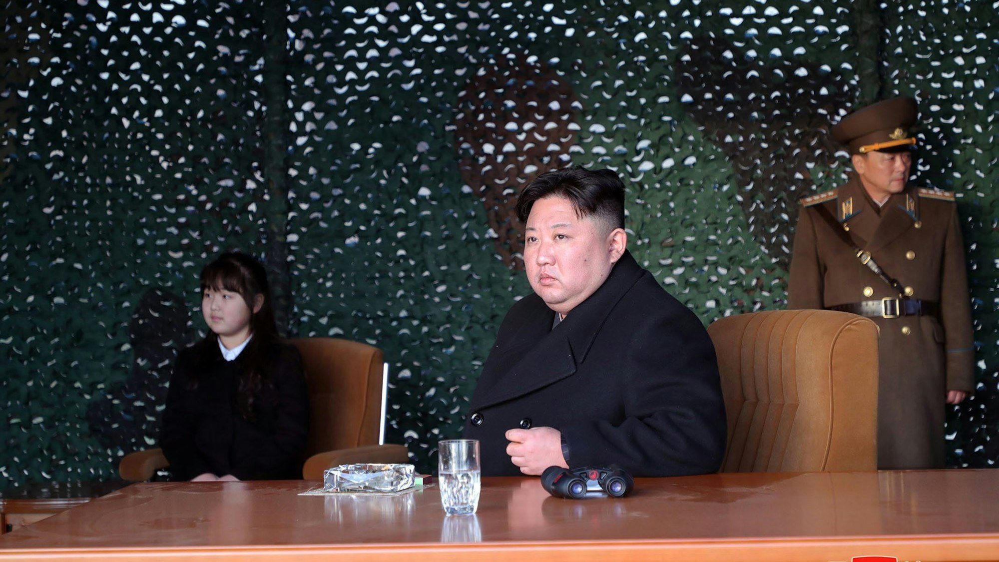 Kim Jong Un sitzt an einem Tisch