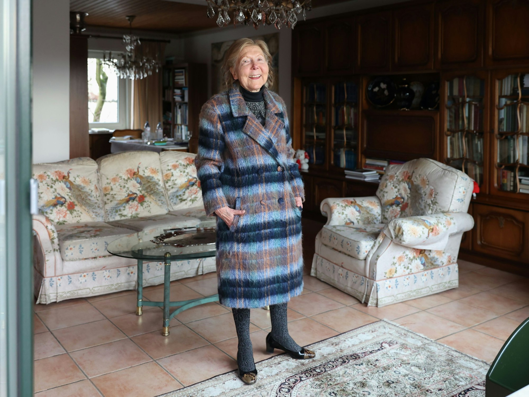 Renate Springer (83) trägt den Mantel, mit dem sie zum Instagram-Star geworden ist.


