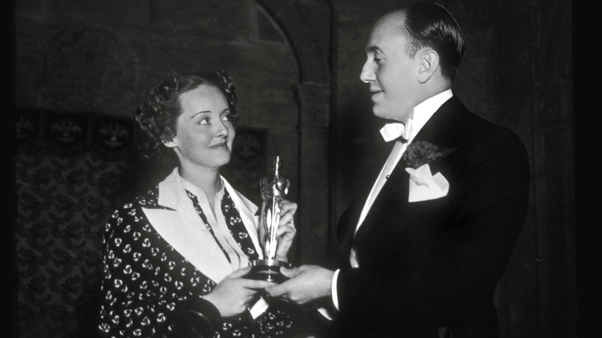 Bette Davis und Jack Warner bei der Oscar-Verleihung 1936 in Hollywood.