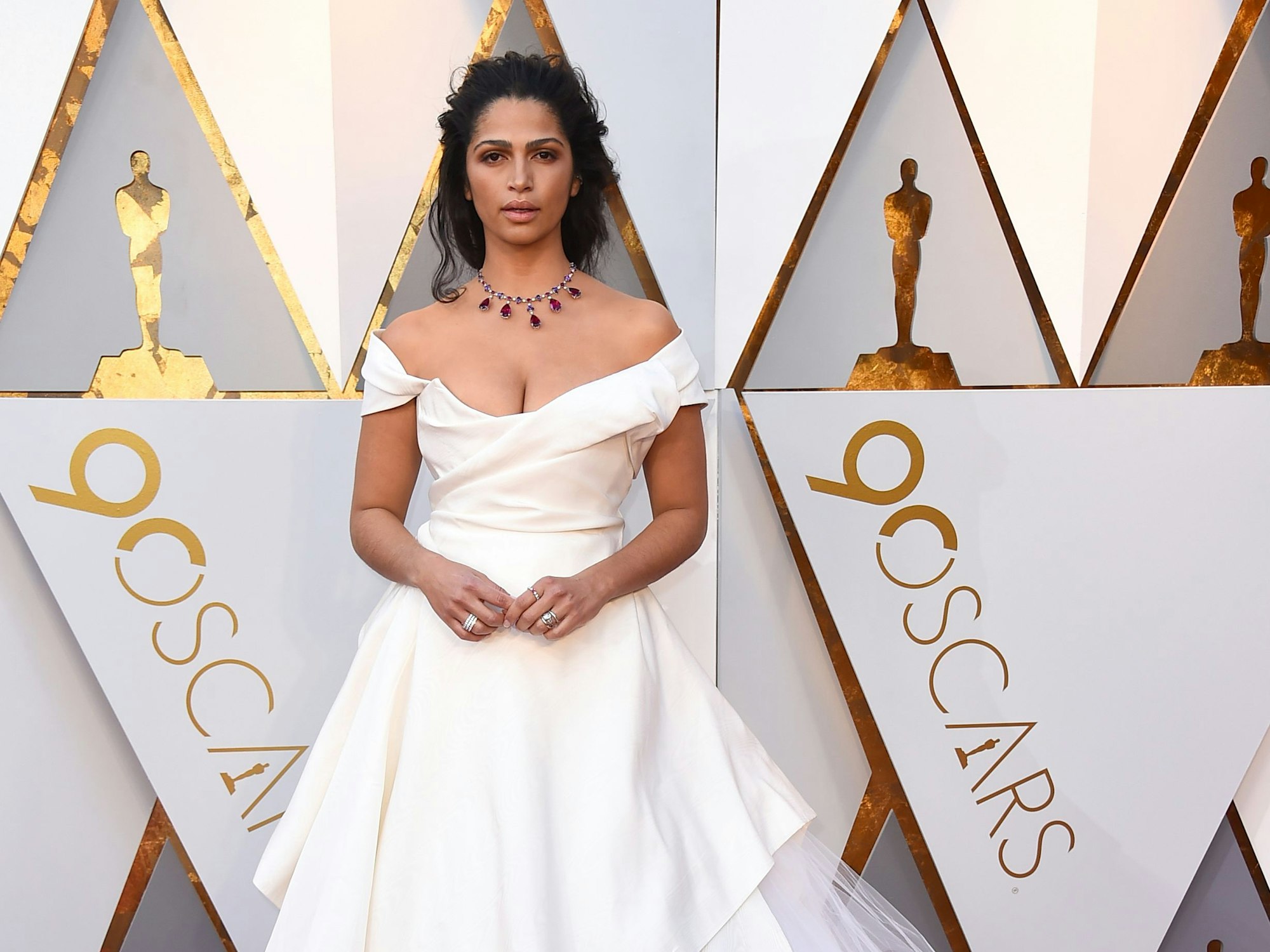 Camila Alves kommt vor der Verleihung der 90. Academy Awards, den Oscars 2018, über den Roten Teppich in das Dolby Theatre.