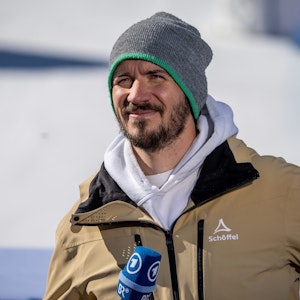 Felix Neureuther, ehemaliger Skirennläufer beobachtet als ARD TV-Experte das Rennen.