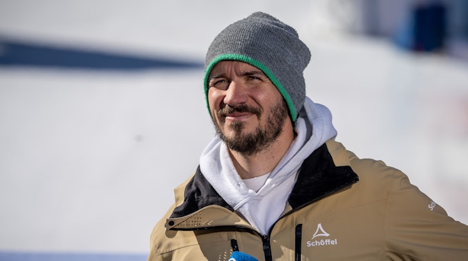 Felix Neureuther, ehemaliger Skirennläufer beobachtet als ARD TV-Experte das Rennen.