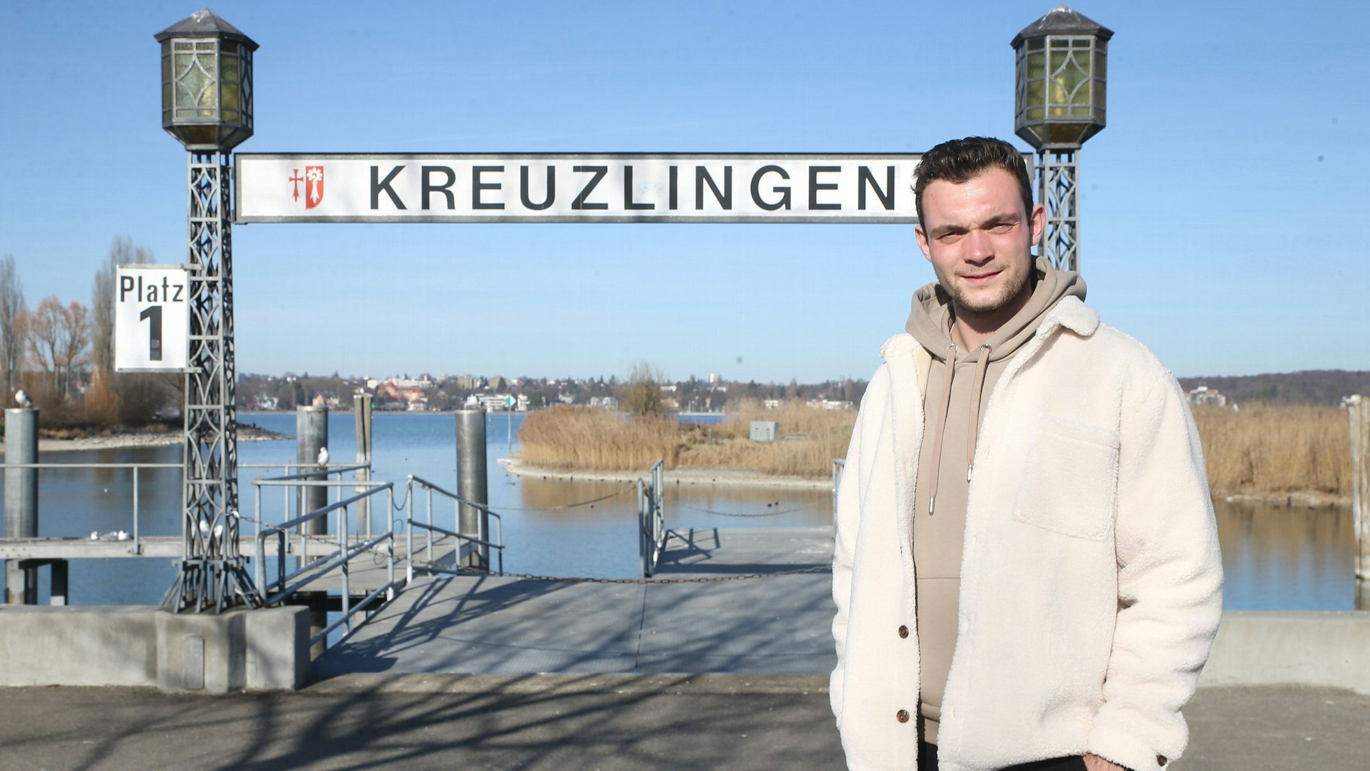 Fynn Gonschor steht am Hafen vor einem Schild mit der Aufschrift „Kreuzlingen“.