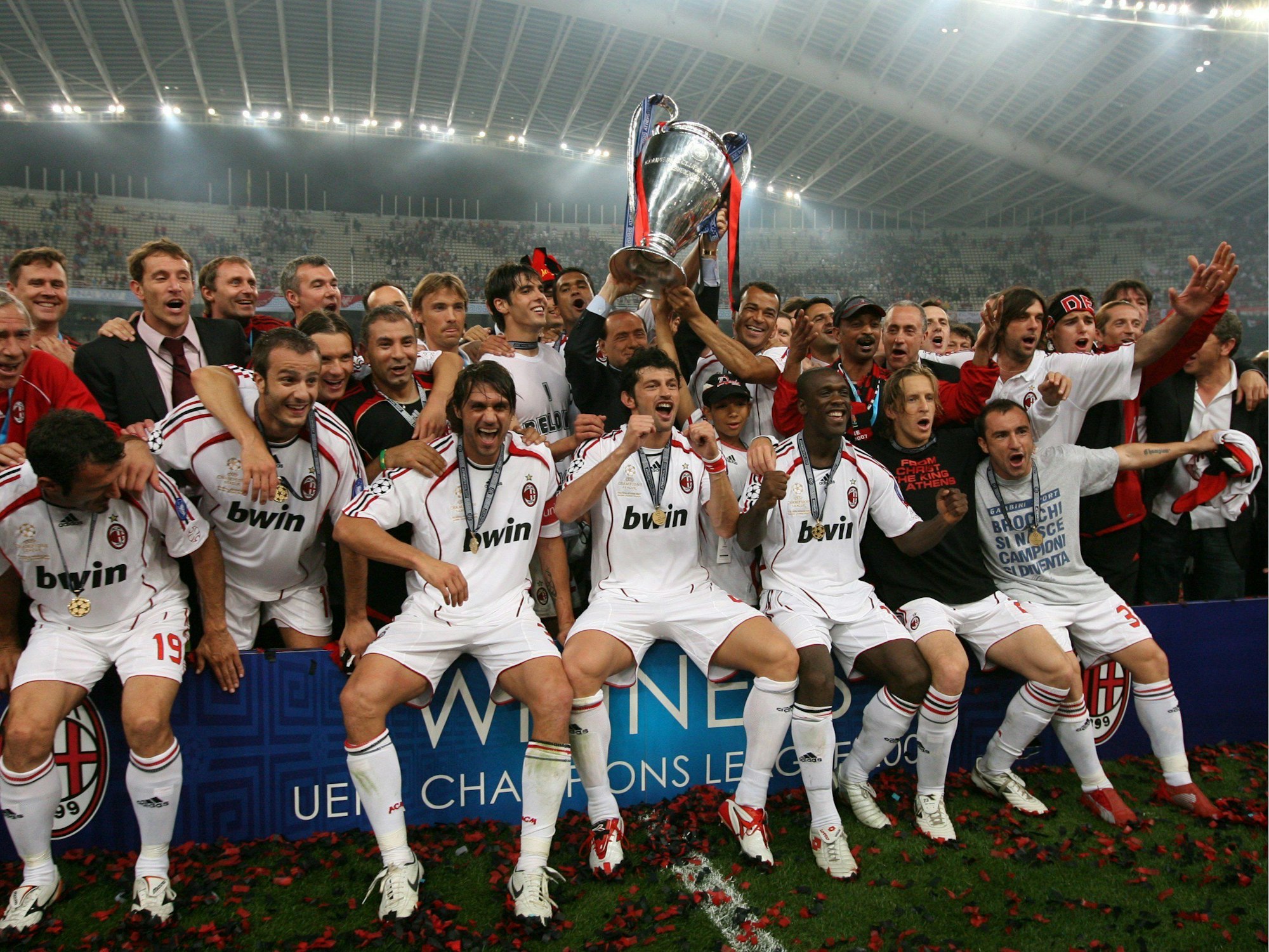 Die Spieler von AC Mailand bejubeln den siebten Sieg in der Königklasse im Mai 2007.