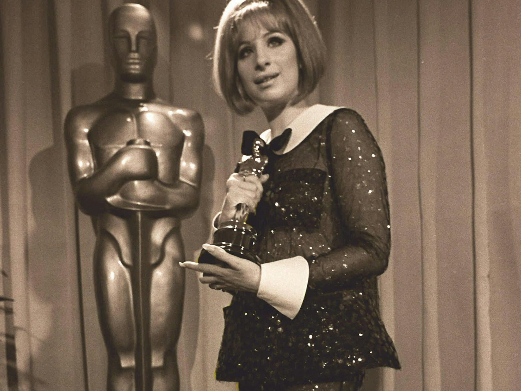 Barbra Streisand präsentiert am 15. April 1969 ihren Oscar, den sie für den Film "Funny Girl" bekam.