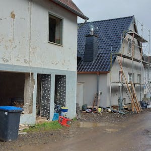 Die Zerstörungen, die die Flut 2021 an den Häusern in Schuld an der Ahr angerichtet hat, sind teils noch deutlich zu sehen.