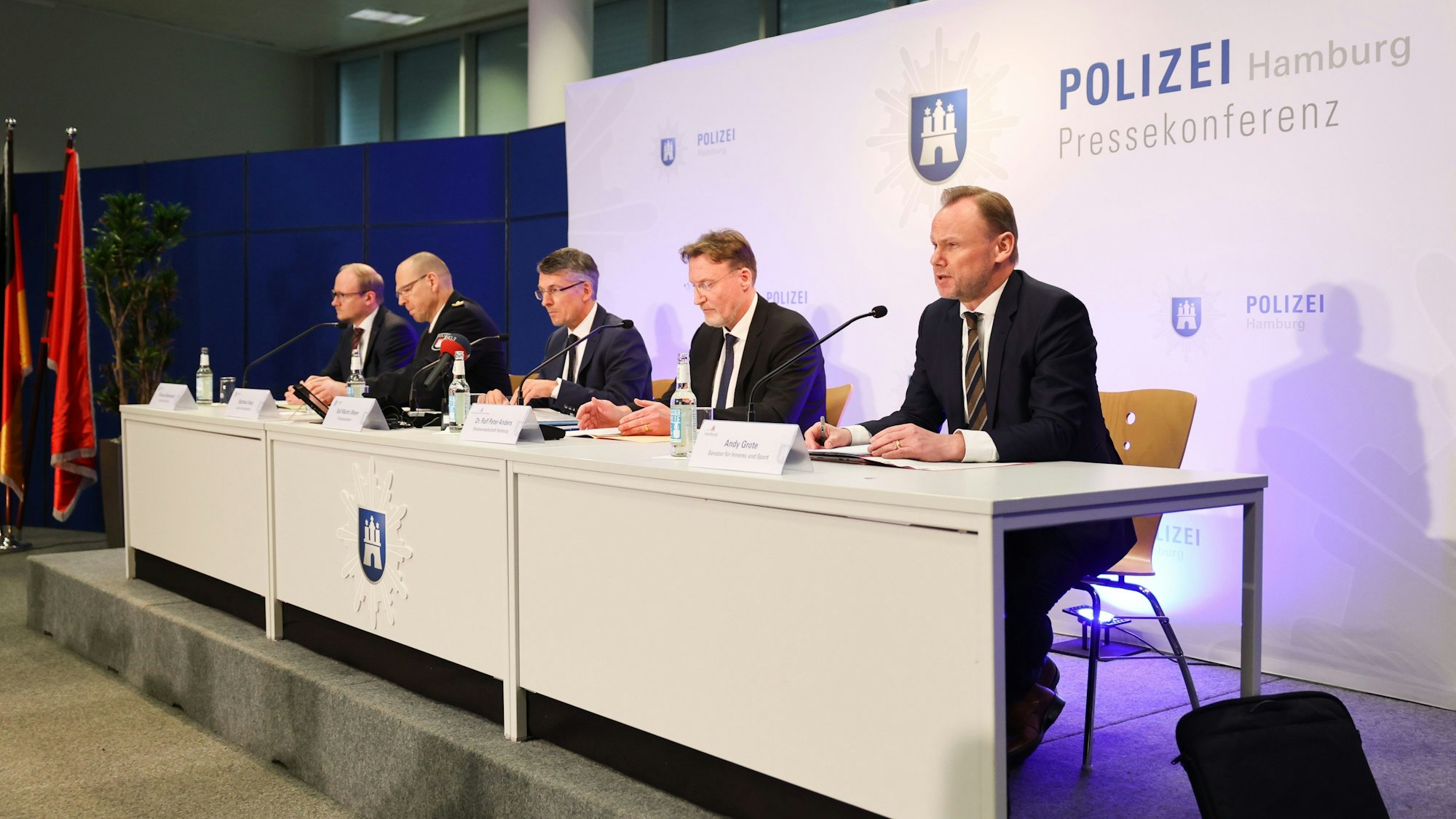 Innensenator Andy Grote (SPD, r) und Vertreter von Polizei und Staatsanwaltschaft sitzen bei einer Pressekonferenz an einem Tisch und erklären Details zu den tödlichen Schüssen in Hamburg.