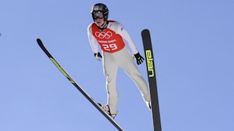 Skispringer Antonin Hajek bei der Olympia-Qualifikation in Sotschi in der Luft.