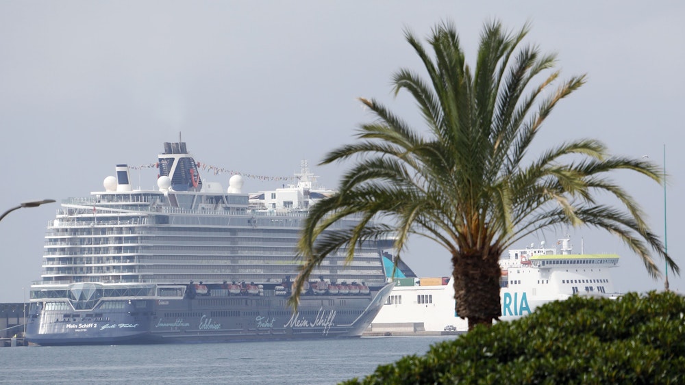 Die „Mein Schiff 2“ legt im Hafen von Palma an.