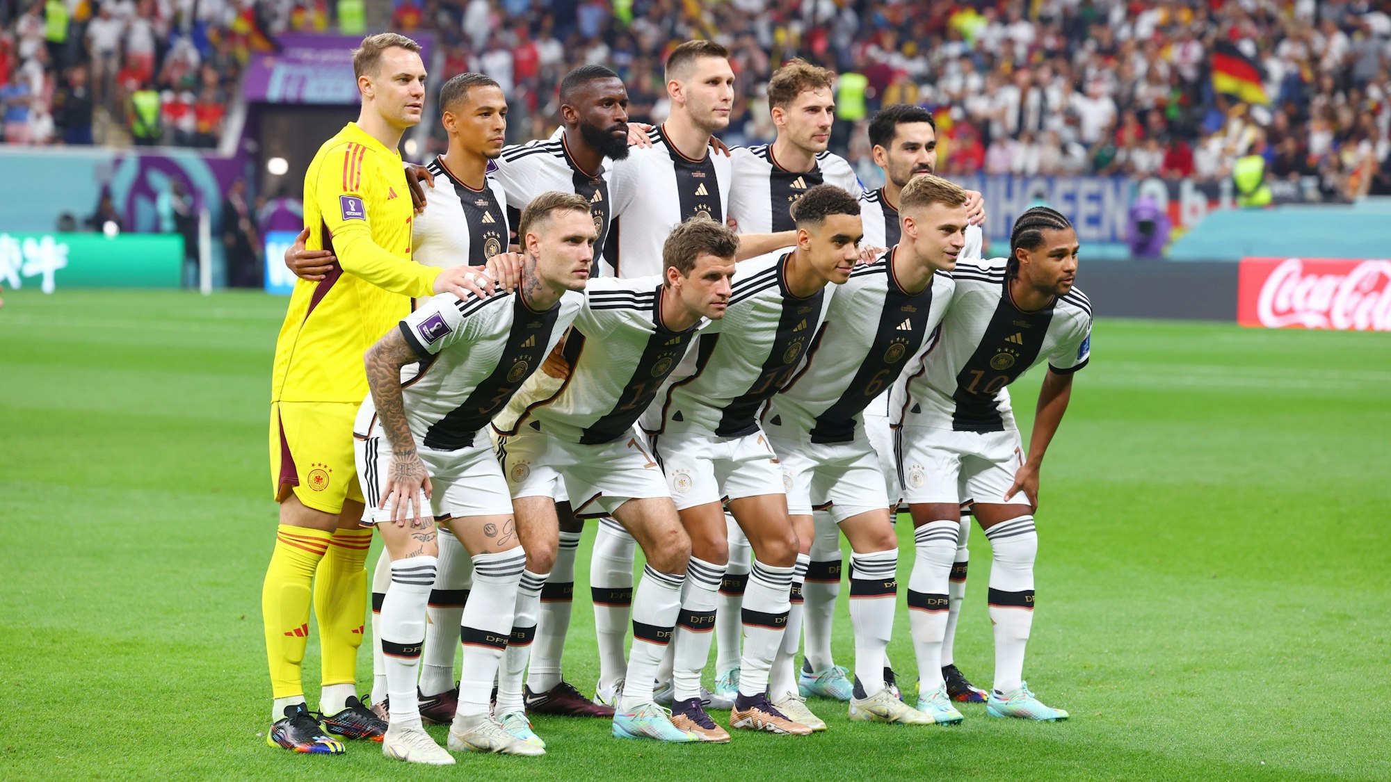 Die Startelf der deutschen Mannschaft steht vor Spielbeginn bei der WM 2022 für ein Foto zusammen.