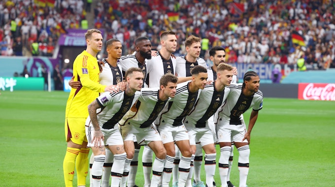 Die Startelf der deutschen Mannschaft steht vor Spielbeginn bei der WM 2022 für ein Foto zusammen.