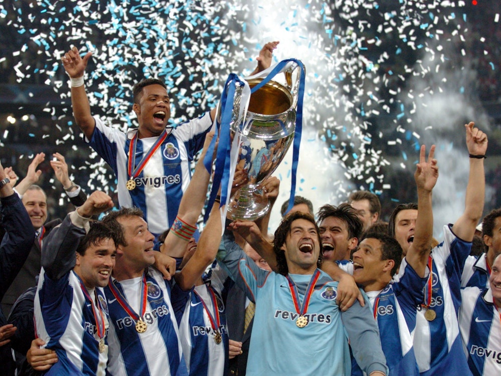 Die Spieler des FC Porto feiern den Gewinn der Champions League.
