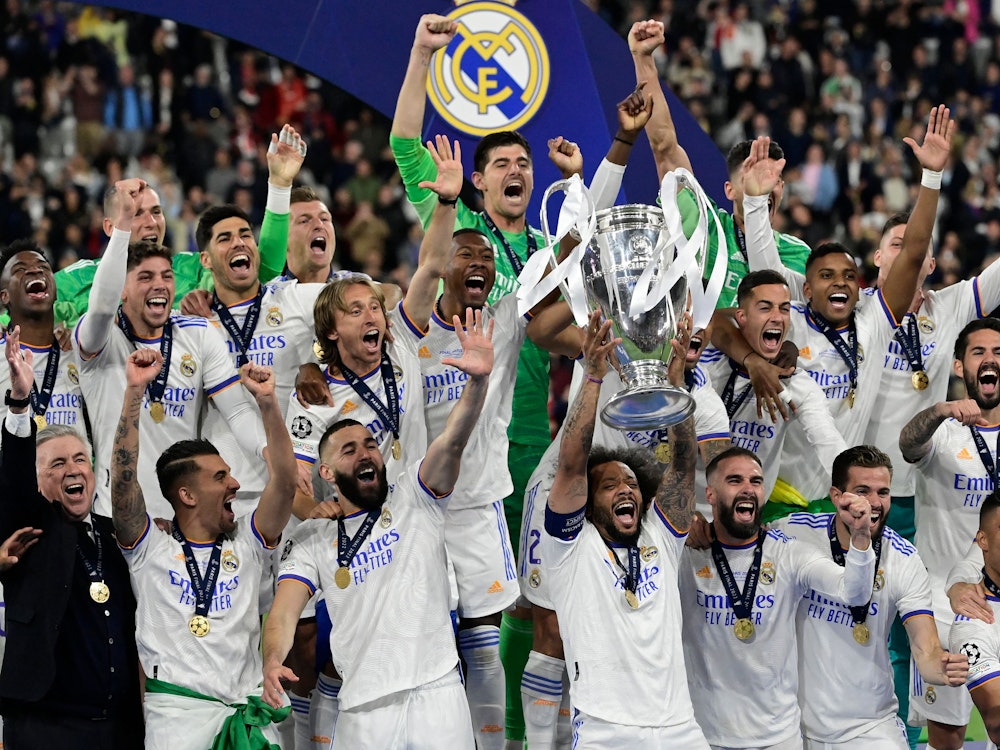 Marcelo hebt den „Henkelpott“ in die Lüfte und feiert mit seiner Mannschaft den 13. Titel in der Vereinsgeschichte von Real Madrid.