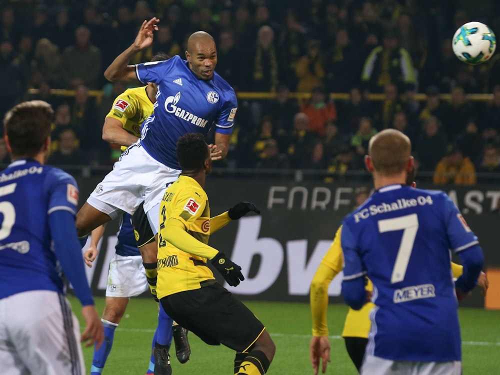 Der Dortmunder Dan-Axel Zagadou (M, unten) kann den Schalker Torschützen Naldo (M, oben) nicht am Treffer zum 4:4 hindern. Die Partie gilt als eines der legendärsten Derbys.